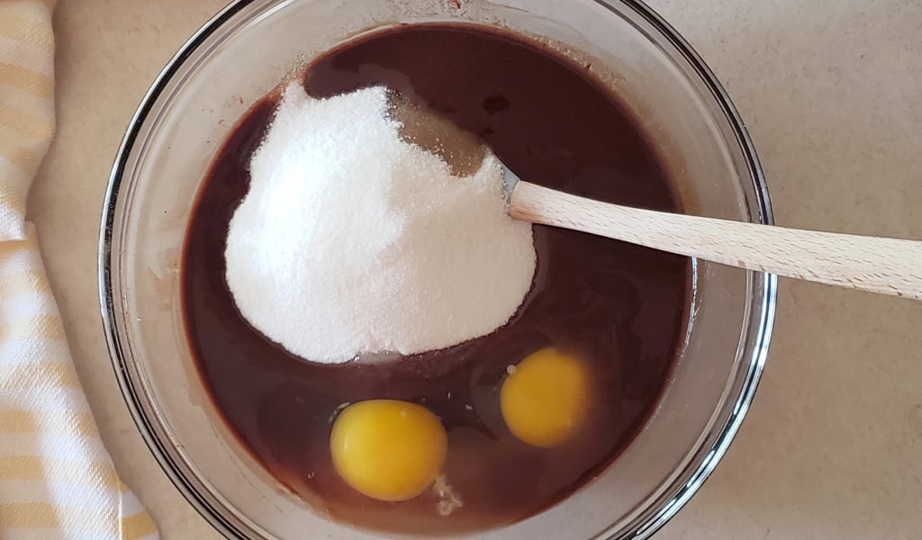 One-bowl brownie Step 4- Add sugar eggs and vanilla sugar, eggs and vanilla in a bowl of brownie batter