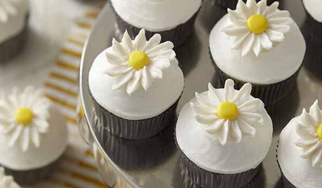 buttercream daises and carnations