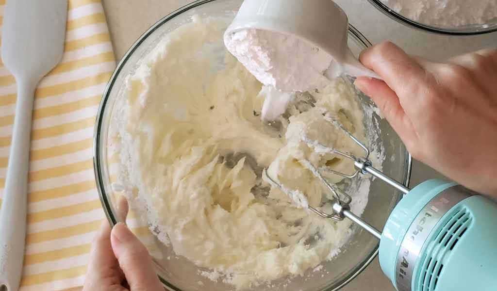 crusting-buttercream-frosting-step-3 mixing ingredients into crusting buttercream frosting