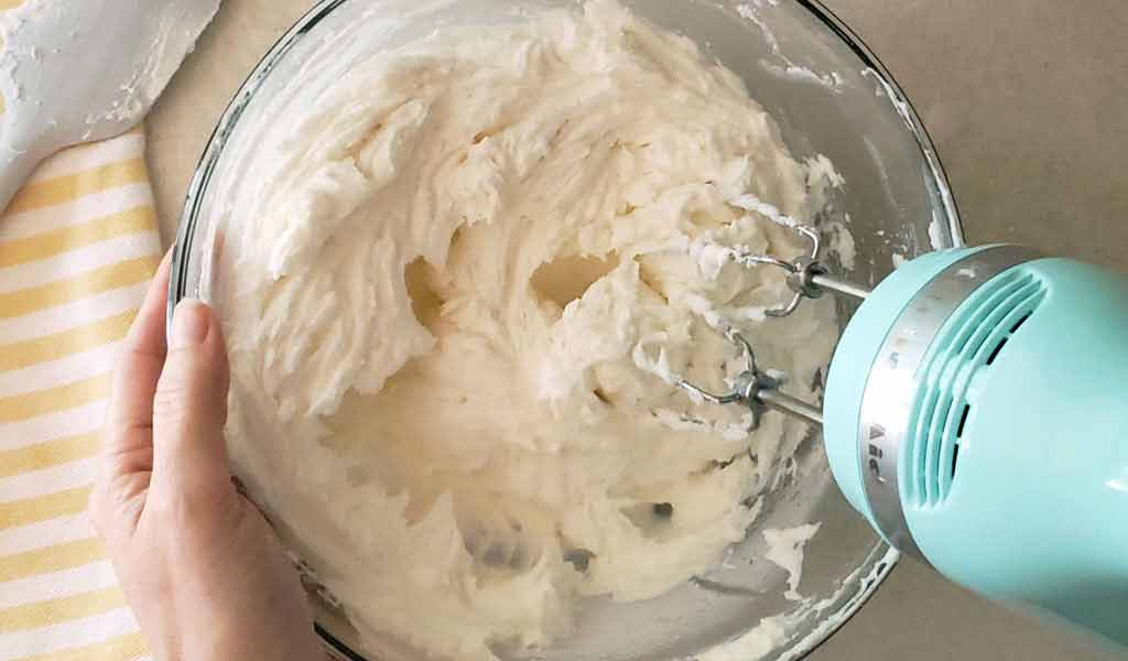 crusting-buttercream-frosting-step-5 mixing ingredients into crusting buttercream frosting