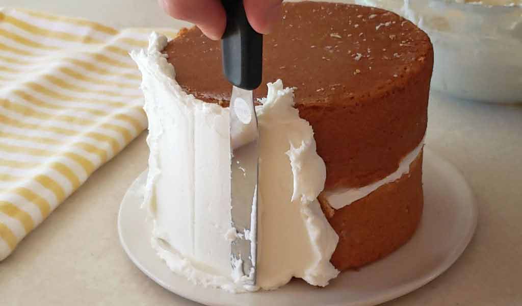crusting-buttercream-frosting-step-6 frosting cake with crusting buttercream frosting