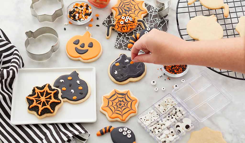 decorating-halloween-cookies