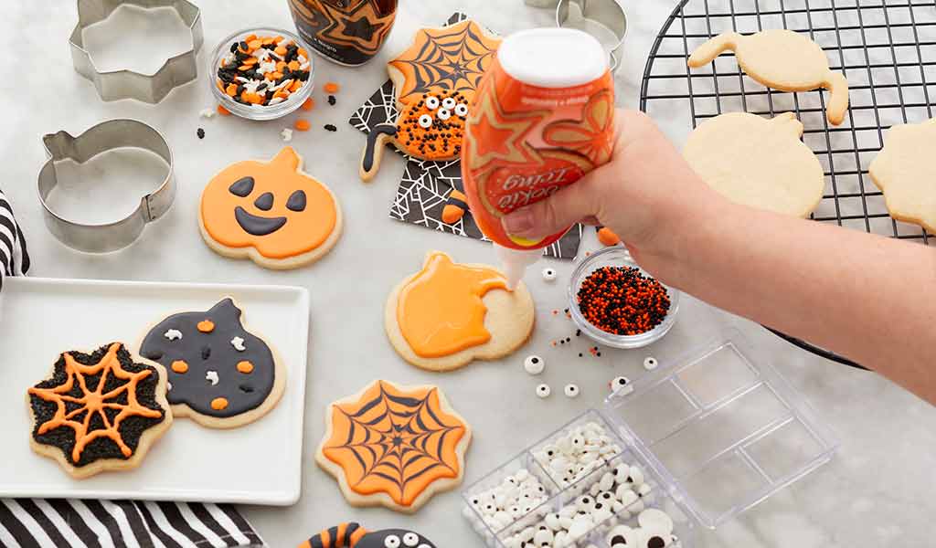 how-to-decorate-halloween-cookies-with-icing