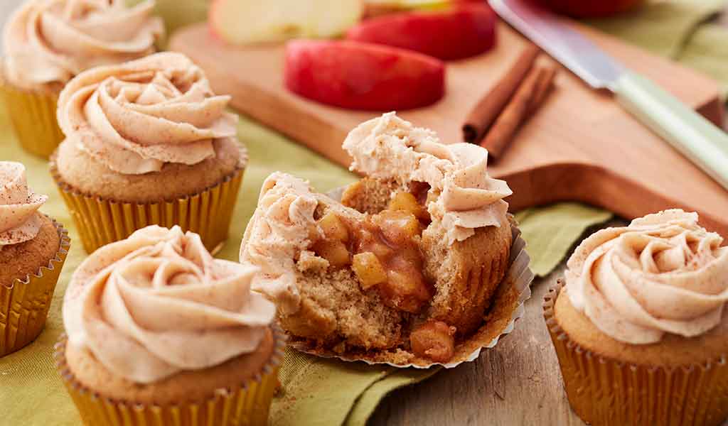apple-pie-cupcakes-with-cinnamon-buttercream-frosting