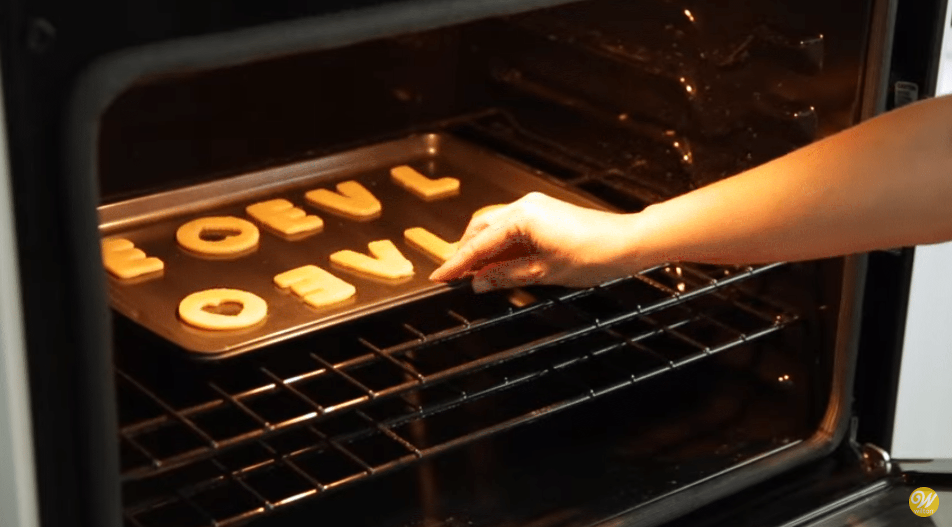 baking-royal-icing-valentine-cookies