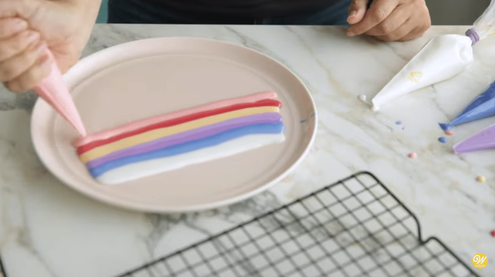 piping-royal-icing-valentine-cookies