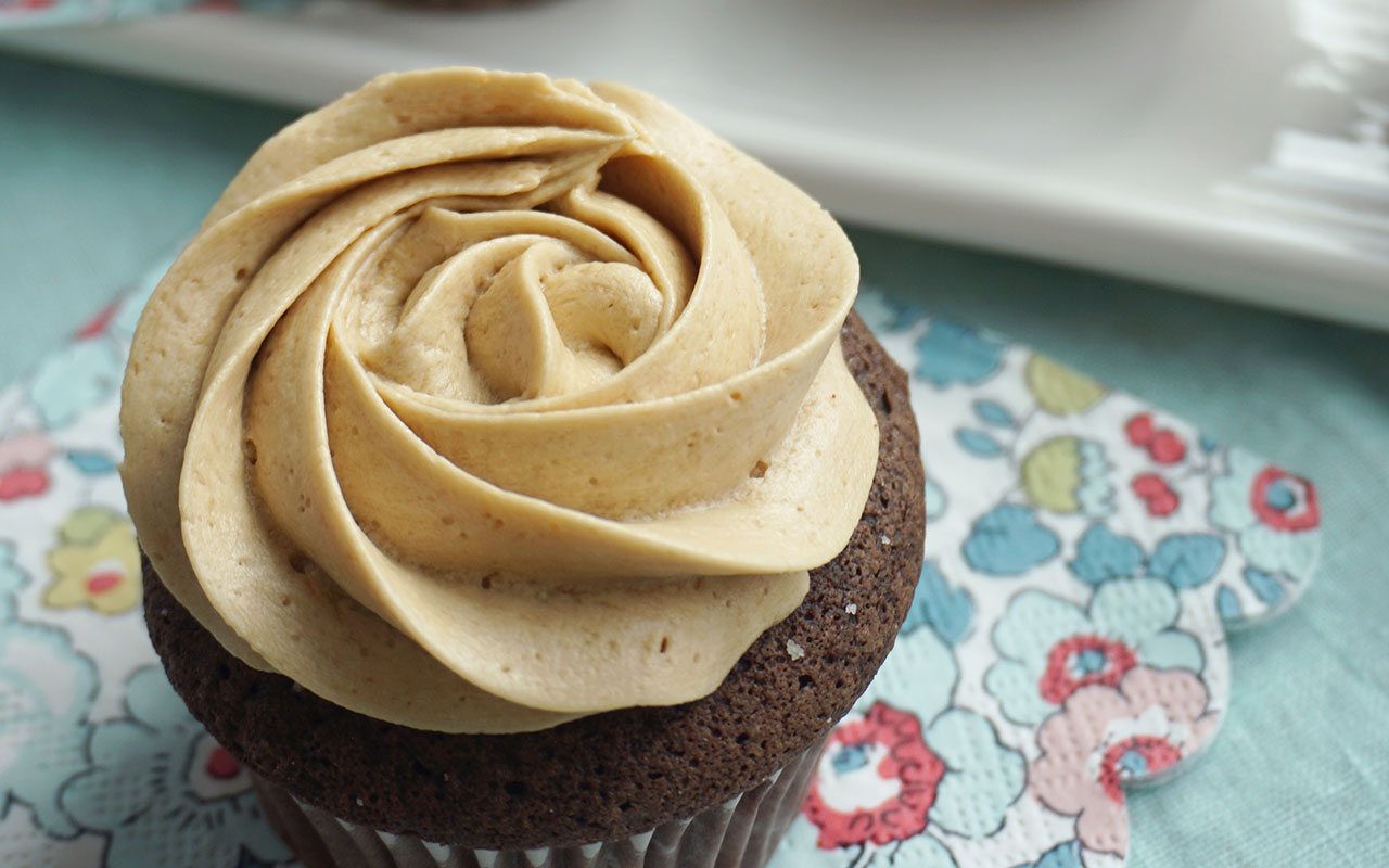 brown-sugar-buttercream-4 brown sugar buttercream cupcake