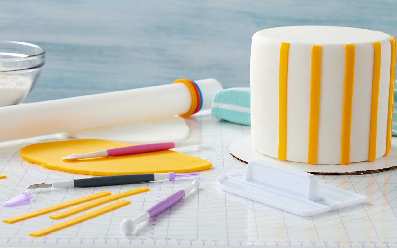 how-to-cover-cake-with-fondant