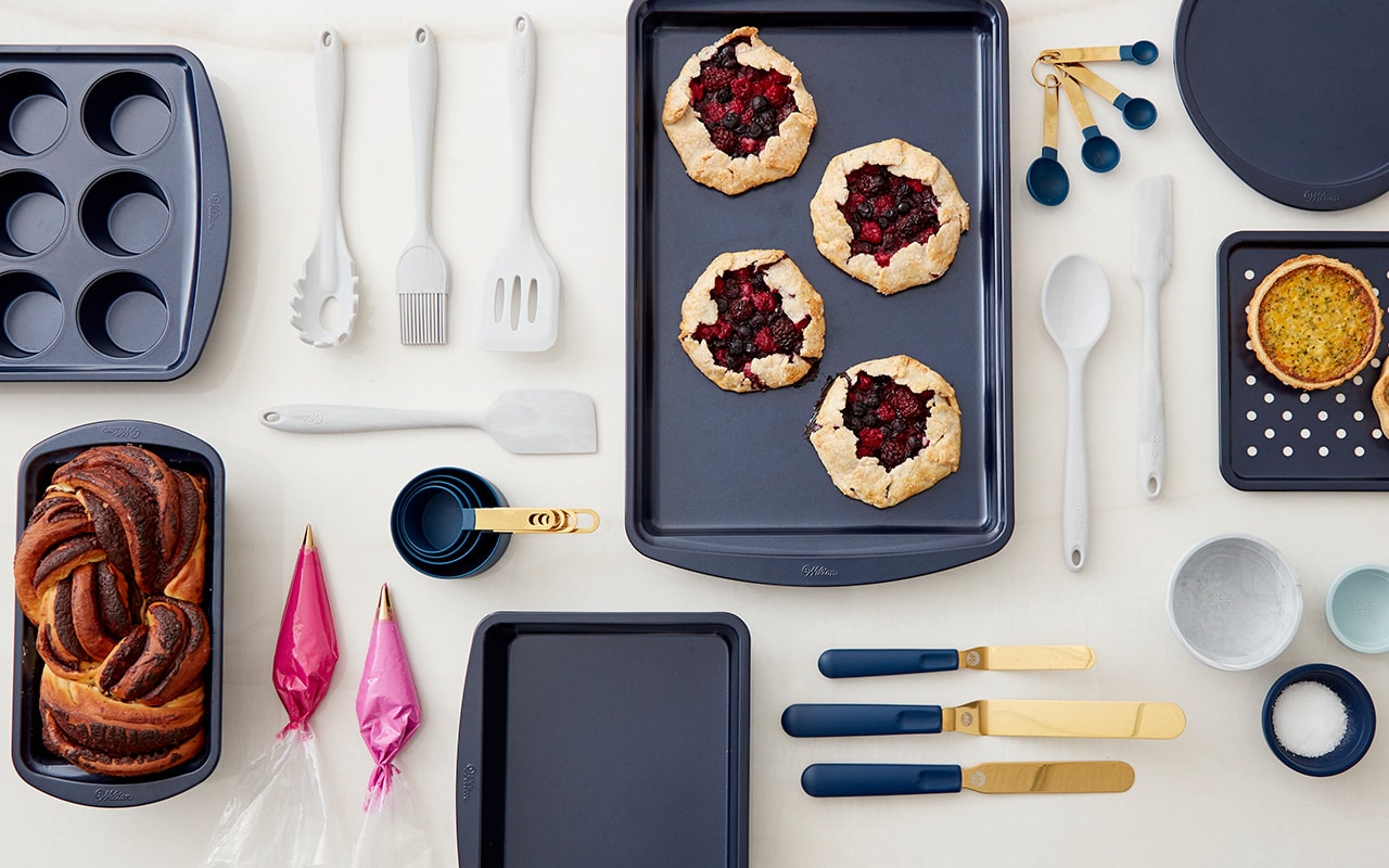 navy-gold-bakeware-feature