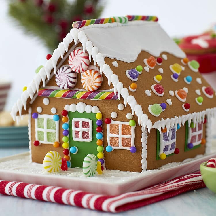 creative-candy-gingerbread-house-cottage
