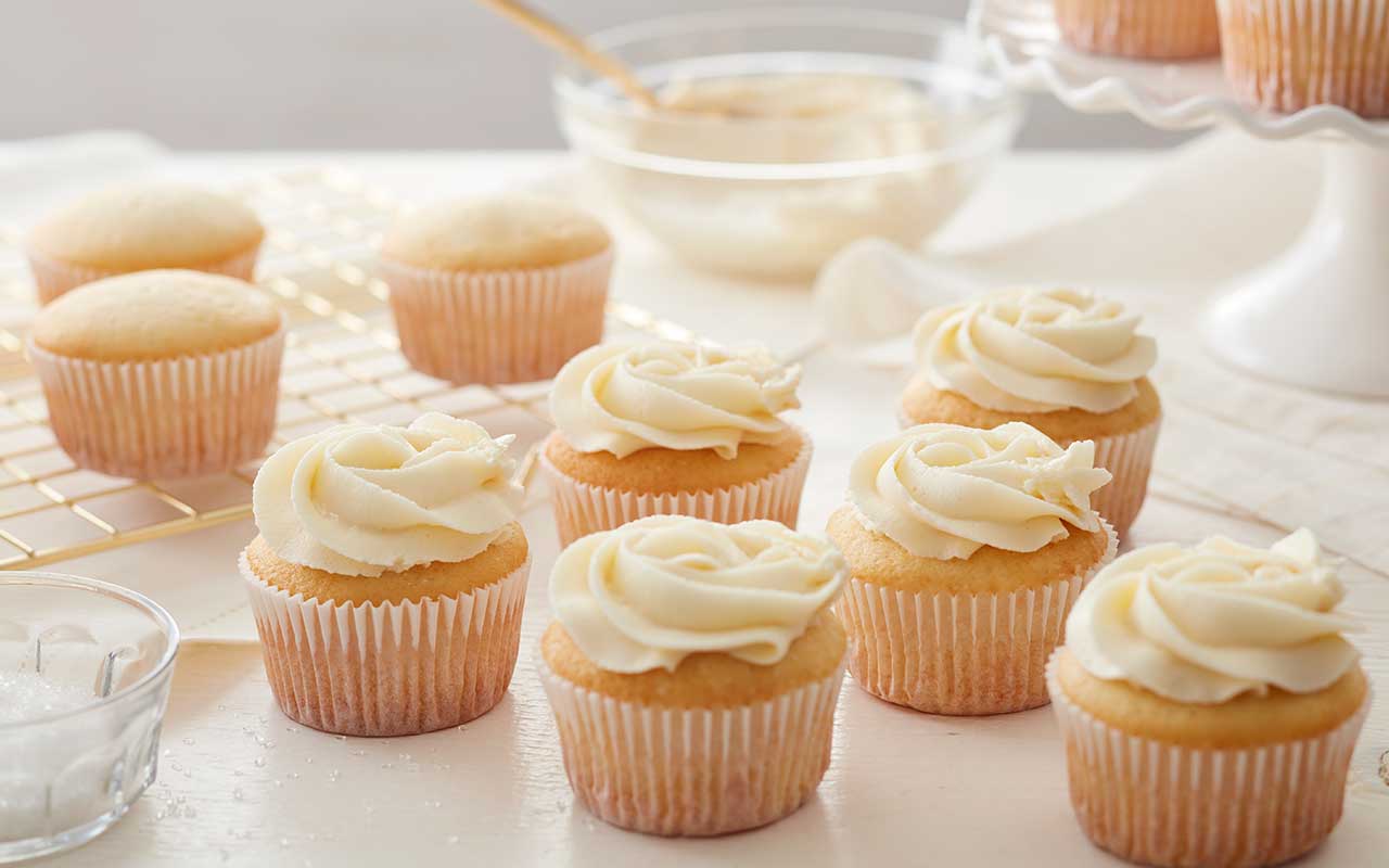 white-chocoalte-buttercream-and-vanilla-cupcakes