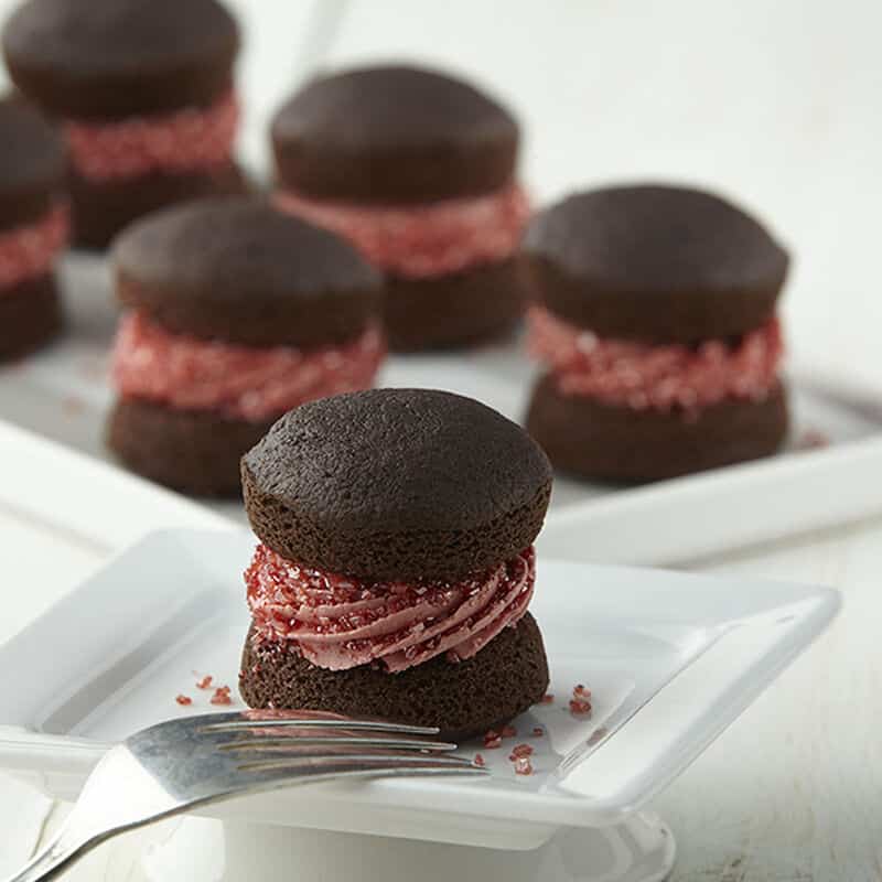 mini-red-velvet-whoopie-pies-recipe mini red velvet whoopie pies