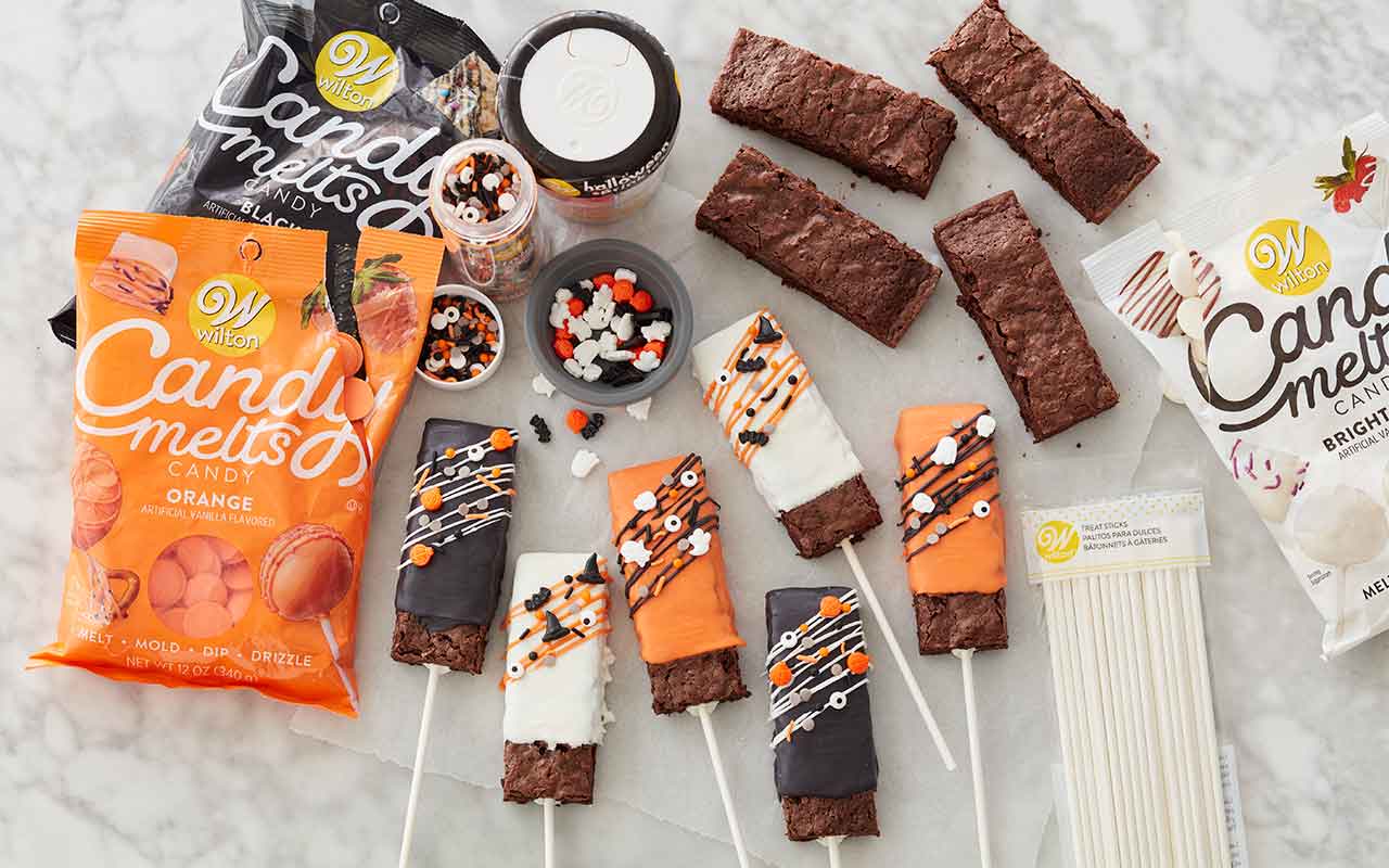 decorating-halloween-brownie-pops halloween brownie pops